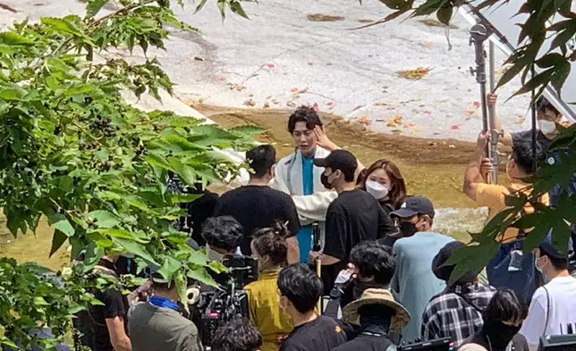 《還魂》劇組早前被偶遇正在拍攝中（網上圖片）