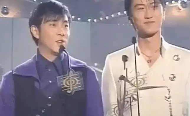 1996年與謝霆鋒擔任《十大中文金曲頒獎典禮》頒獎嘉賓。（網上圖片）