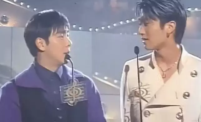 1996年與謝霆鋒擔任《十大中文金曲頒獎典禮》頒獎嘉賓。（網上圖片）