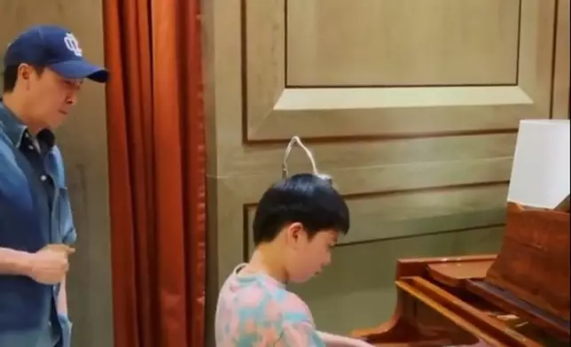 甄子丹再分享兒子James彈琴片段。
