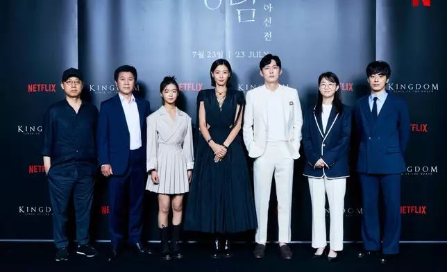 《屍戰朝鮮：雅信傳》的主要演員、編劇和導演日前一同出席線上記者會（網上圖片）