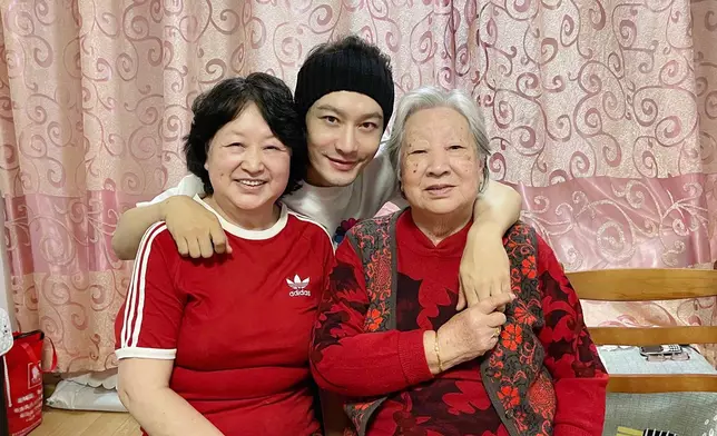 黃曉明與媽媽、奶奶合照。網上圖片