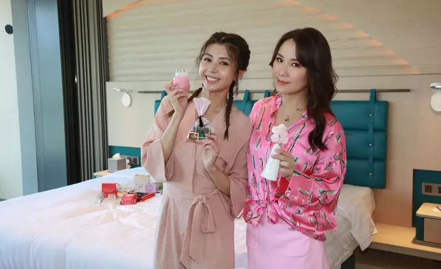 張秀文同劉倩婷齊齊擔任粉紅組領隊，兩人都為組員準備咗好窩心嘅「迎新小禮物」。