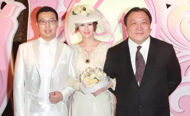 孟瑤於2008年與經營內衣生意的富二代周磊結婚，王晶當年到場送嫁。
