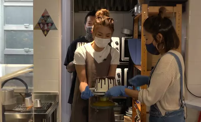 KB及Yoshi雞手鴨腳學整蛋糕。