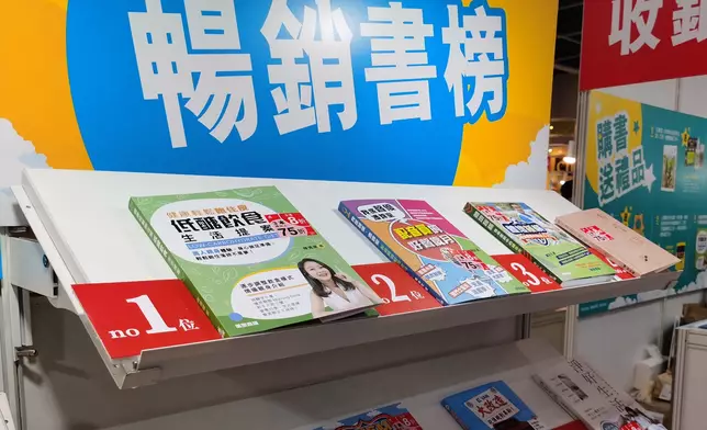 書商表示首日禮物包於頭30分鐘已將搶購一空，倩揚作品暫列銷量首位。