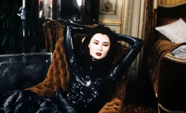 《女》是講述張曼玉飾演的亞洲影壇巨星，到巴黎主演新版《吸血鬼》（Les Vampires）。