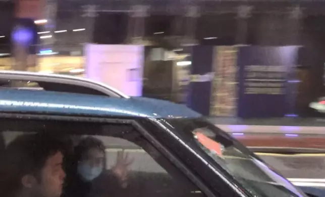 車廂中的千雪BB見到記者即向鏡頭揮手Say goodbye。