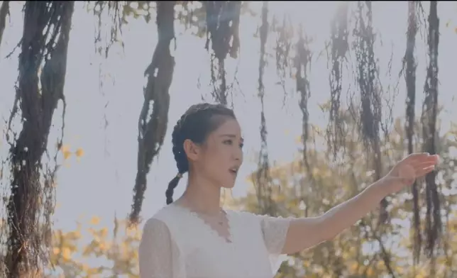石詠莉的新歌《期間限定》MV，由鄧健泓主理。