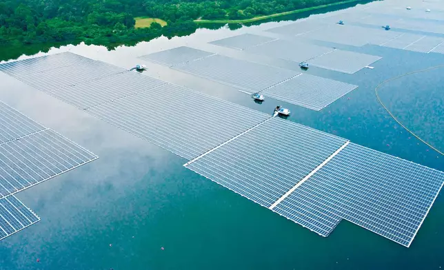 新加坡登格浮動太陽能電場開幕，電池板覆蓋登格蓄水池三分之一的水面。