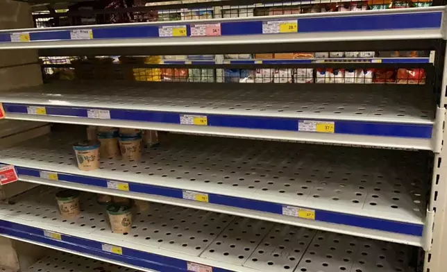 河南鄭州超市貨架大多數飲品食品被搶購。網上圖片