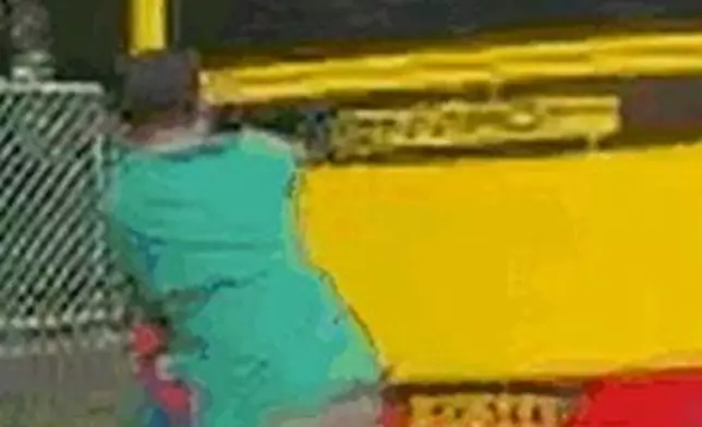 沙田男馬路尾隨巴士踩滑板，失平衡跌倒險釀意外。