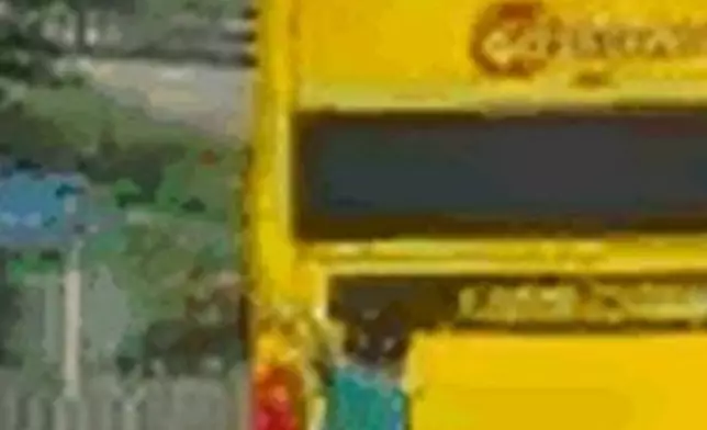 沙田男馬路尾隨巴士踩滑板，失平衡跌倒險釀意外。