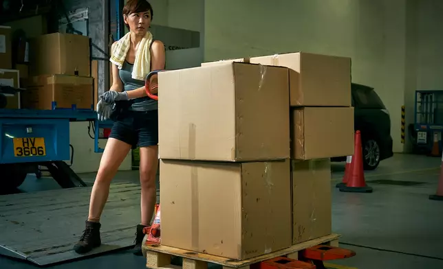 劉心悠今次挑戰了運輸工人「珮怡」一角，以「港版羅拉」為造型參考。