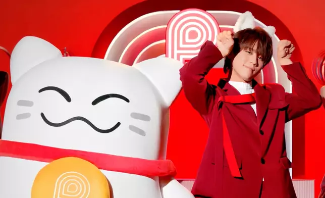 他戴上貓耳朵與PayMeow大跳貓舞。