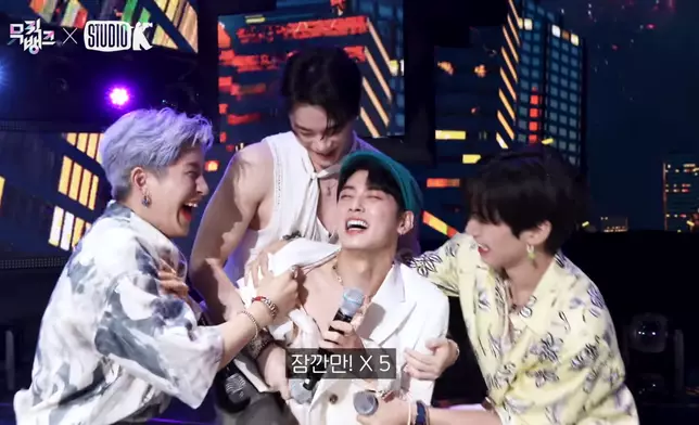 車銀優被成員捉住留下唇膏印（影片截圖）