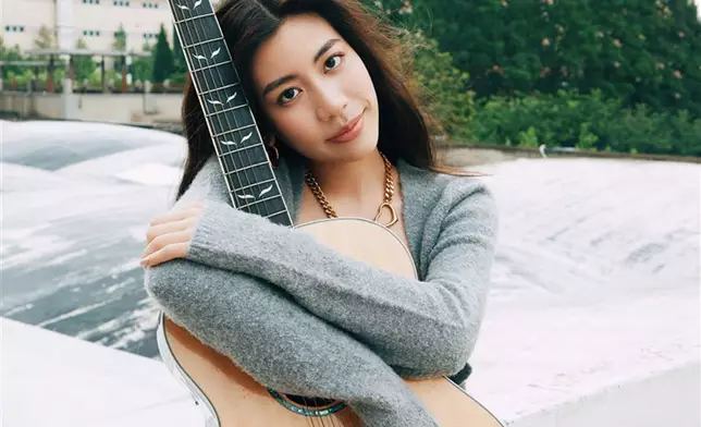 新歌《你是怎麼了》談及過往戀情，她表示爸爸知道這件事。