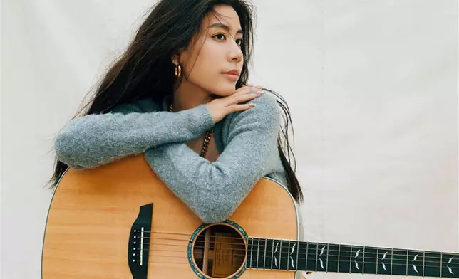 她說：「我爸爸是個很特殊的人，他不會安慰我，我傷心的時候就叫我去寫歌。」