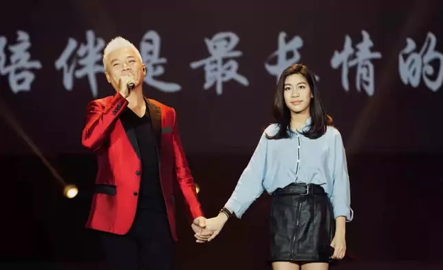 巫詠歡於8月16日舉行越洋視訊記者會，巫啟賢特別亮相為她加油打氣。