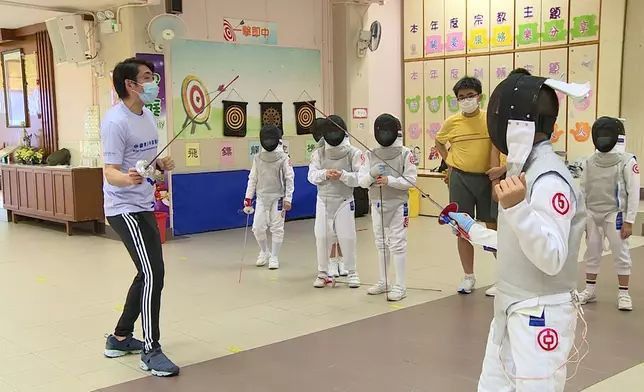 劍總教練向同學們傳授出劍姿勢和技巧。