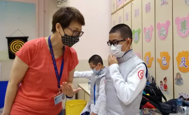 李婥瑜老師(左)大讚「中銀青少年發展計劃」為基層學生提供難得的學習劍擊機會。