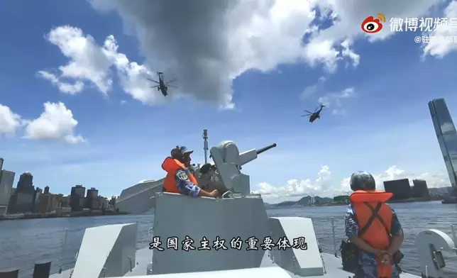 短片展示軍艦直升機等在維港一帶航行的片段。