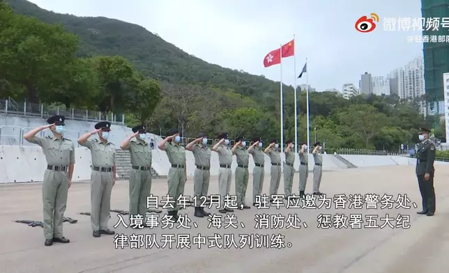 短片提到駐港部隊為五大紀律部隊訓練中式步操。