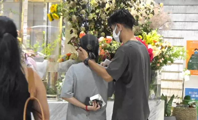 等店員包裝鮮花期間，Edward忍唔住又搖又摸女友。