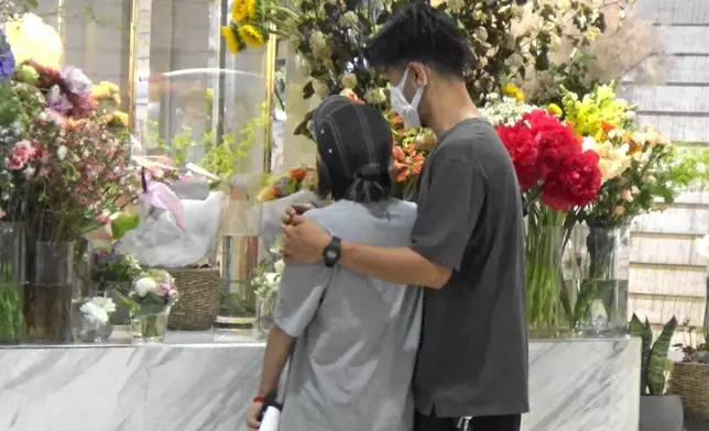 之後Edward索性一擁對方入懷。