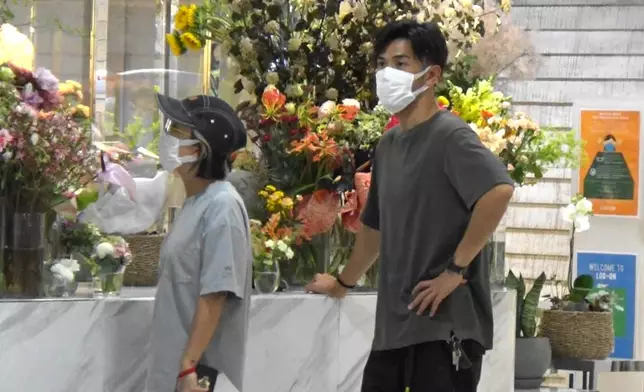 見商場人來人往，Moireen即嗌唔好，聽話男友秒速鬆開手。