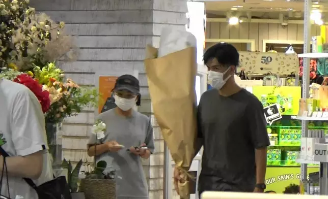 Edward幫細細粒女友捧住紮半個人咁高的鮮花，驟眼睇好似《這個殺手不太冷》。