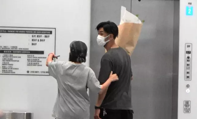 等Lift時，Moireen不停搣男友背脊。