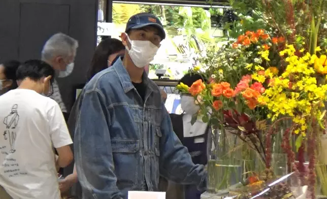 另一日又陪女友去買花，由揀花到畀錢，Edward都等到雙目無神變「化石」。