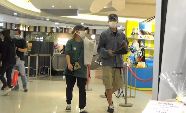 Edward陪女友買完花，便雙雙步行到商場門外截的士返屋企。