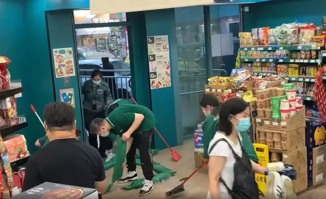 超市職員忙於清理積水。網民許小敏片段截圖