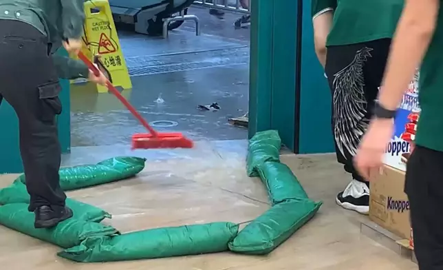 超市職員忙於清理積水。網民許小敏片段截圖