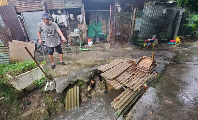 上水天平山村今日曾經水浸，水位一度高過行人路。