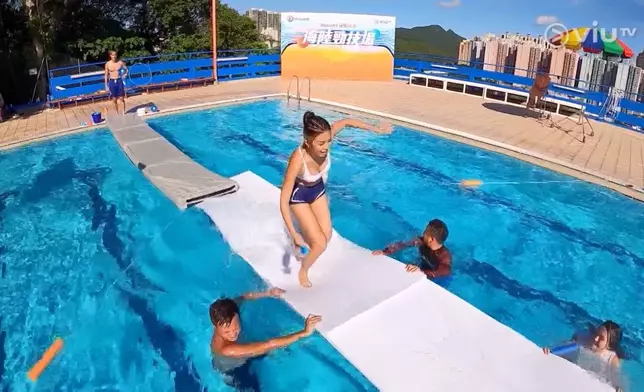 蘇小小認為玩水就應該穿泳衣。