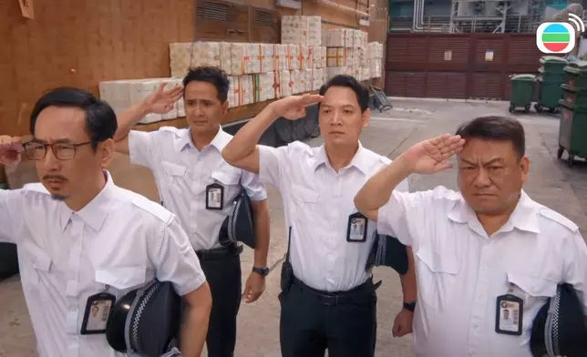 大家向Rocky致敬。