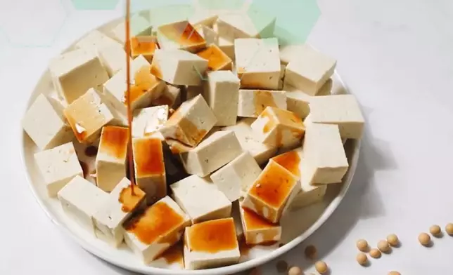 林漢明與企業合作將大豆化作食品。影片截圖