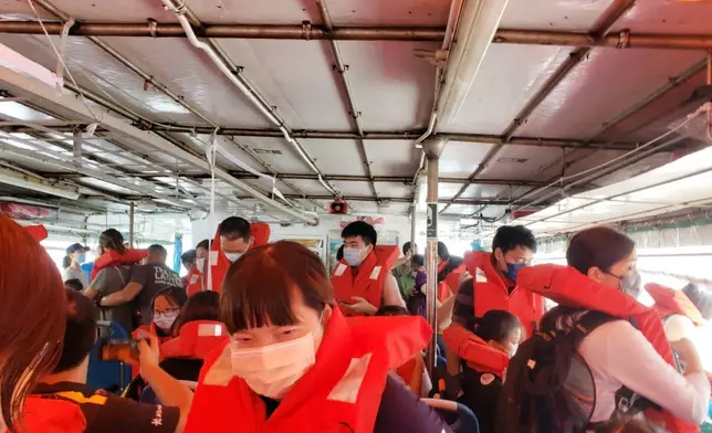 船上乘客慌忙穿上救生衣。市民提供圖片