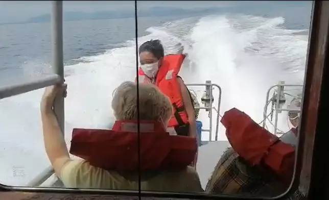 乘客登上水警輪離開。市民提供圖片