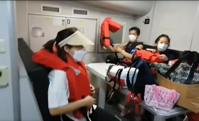 船上乘客慌忙穿上救生衣。市民提供圖片