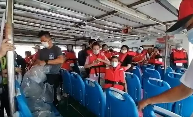 船上乘客慌忙穿上救生衣。市民提供圖片