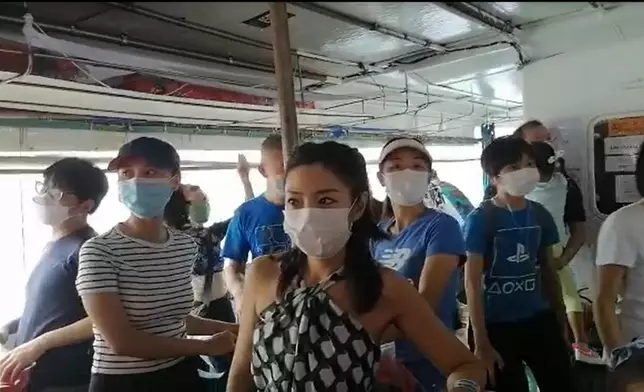 船上乘客不滿船員無交代火警。市民提供圖片