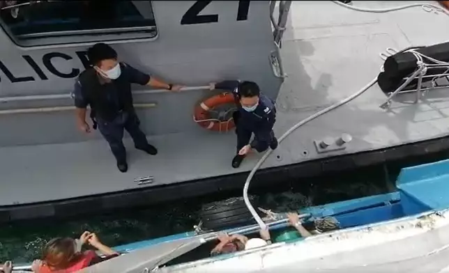 水警輪到場疏散乘客及派員救火。市民提供圖片