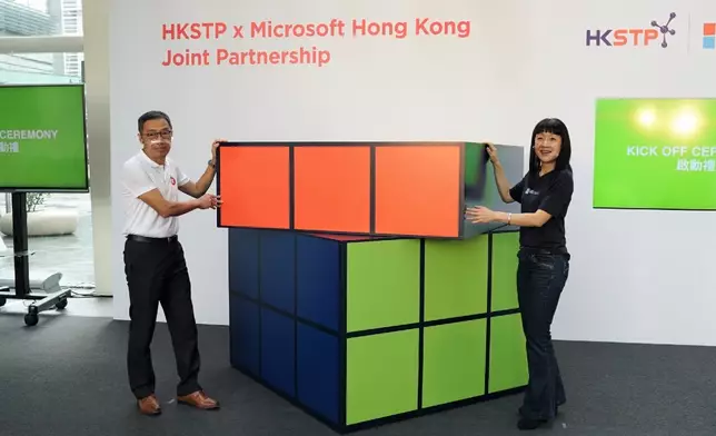 科技園行政總裁黃克強(左)與Microsoft香港及澳門總經理陳珊珊