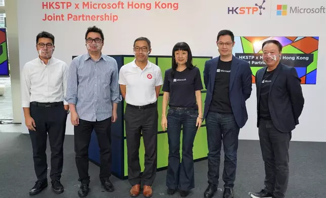 香港科技園和Microsoft香港合作推出初創培育計劃，左三科技園行政總裁黃克強，右三為Microsoft香港及澳門總經理陳珊珊，右二為Microsoft香港合作夥伴謝佳文