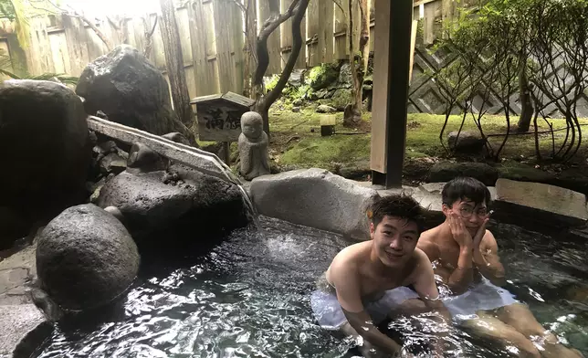 坤哥與Jarvis行完富士山後，一齊浸溫泉。