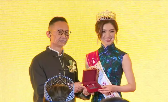 應屆香港小姐亞軍梁凱晴獲頒翡翠耳環。